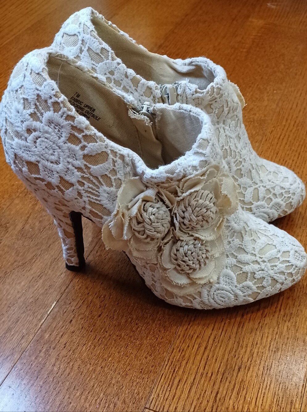 Dolce By Mojo Moxy Lace Floral Accent Women's High-Heel Cream Booties Sz 7M